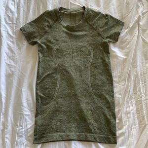 Lululemon swiftly shirt size 2